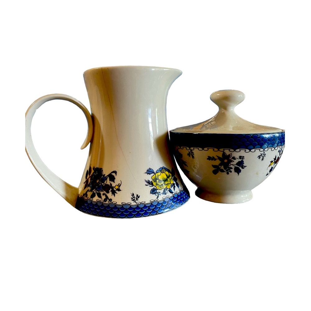 Vintage art deco creamer and sugar bowl.